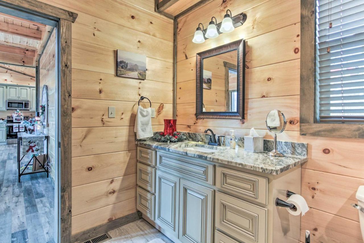 Smoky Mountain Hideaway With Hot Tub, Deck And Views! Villa Gatlinburg Exterior photo