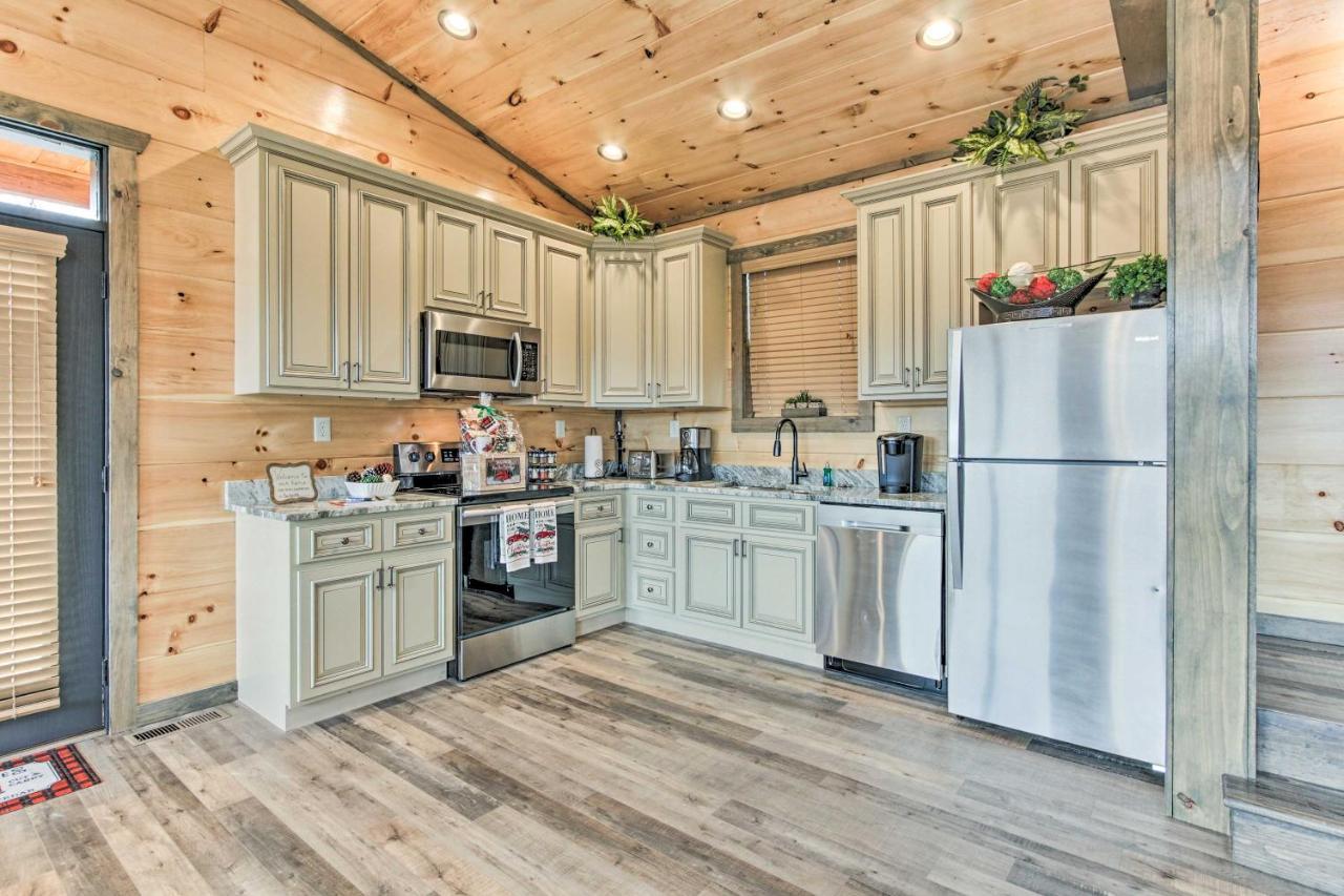 Smoky Mountain Hideaway With Hot Tub, Deck And Views! Villa Gatlinburg Exterior photo