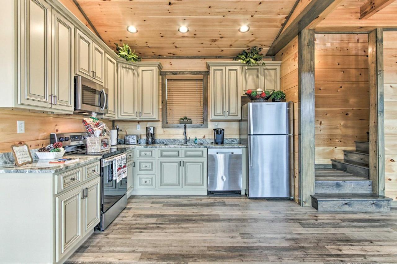 Smoky Mountain Hideaway With Hot Tub, Deck And Views! Villa Gatlinburg Exterior photo