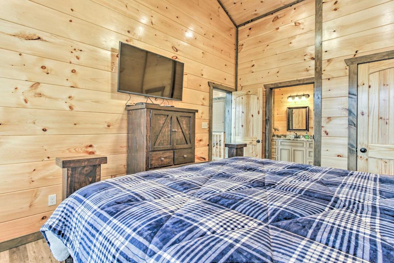 Smoky Mountain Hideaway With Hot Tub, Deck And Views! Villa Gatlinburg Exterior photo