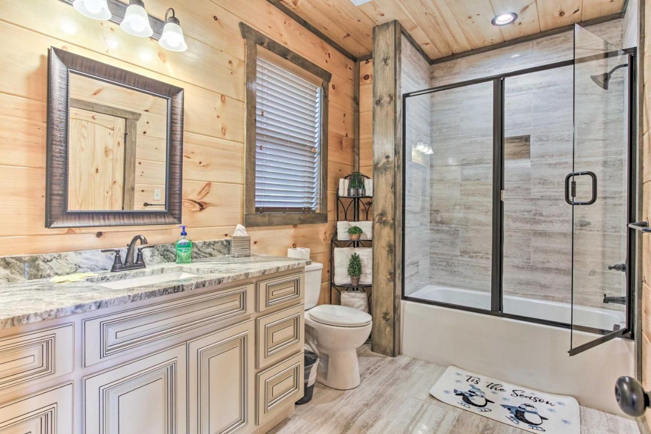 Smoky Mountain Hideaway With Hot Tub, Deck And Views! Villa Gatlinburg Exterior photo