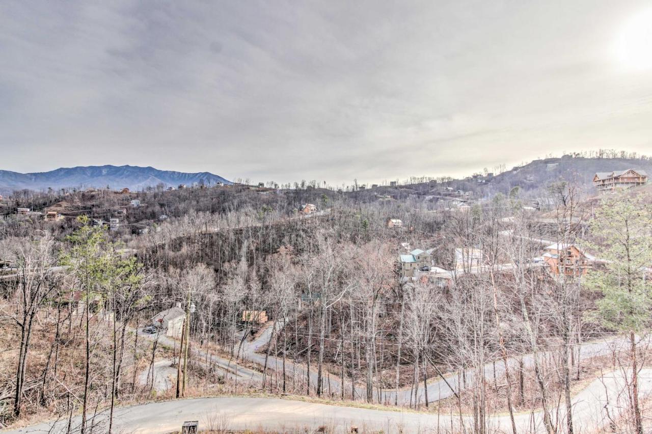 Smoky Mountain Hideaway With Hot Tub, Deck And Views! Villa Gatlinburg Exterior photo